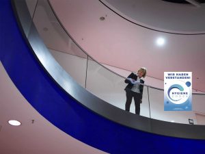 Gebäudereiniger Manager im Flurbereich eines Gebäudes