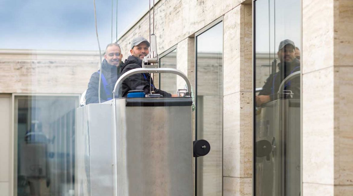 Zwei Mitarbeiter von Clean bei der Hochhaus-Glasreinigung