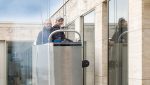 Zwei Mitarbeiter von Clean bei der Hochhaus-Glasreinigung