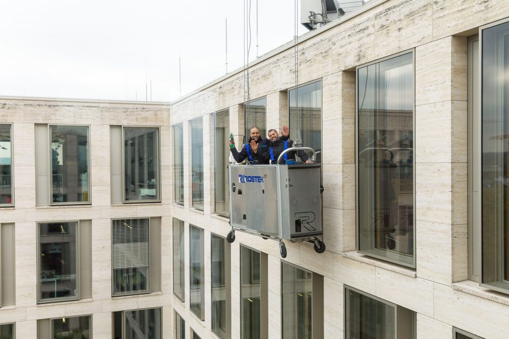 Facility Management Mitarbeiter am Gebäude