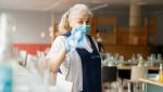Mitarbeiterin von Clean Excellende bei der Reinigung im Hotel