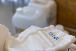 Clean Logo auf weißem Reinigungsmaterial