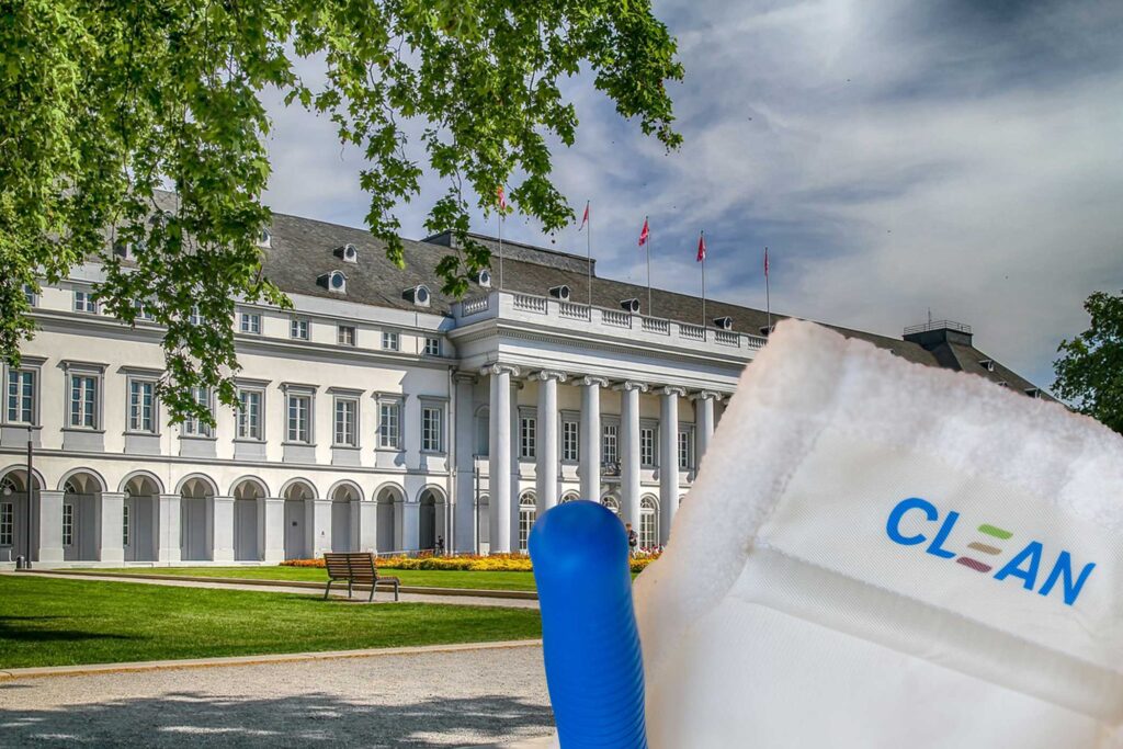 Front Koblenzer Schloss mit ReinigungsWerkzeug von Clean Excellence davor.