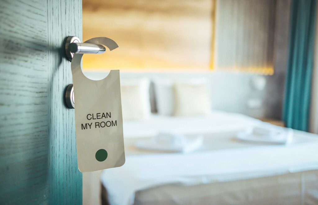 Sauberes Hotelzimmer mit Schild "Clean my Room" in Nahaufnahme.