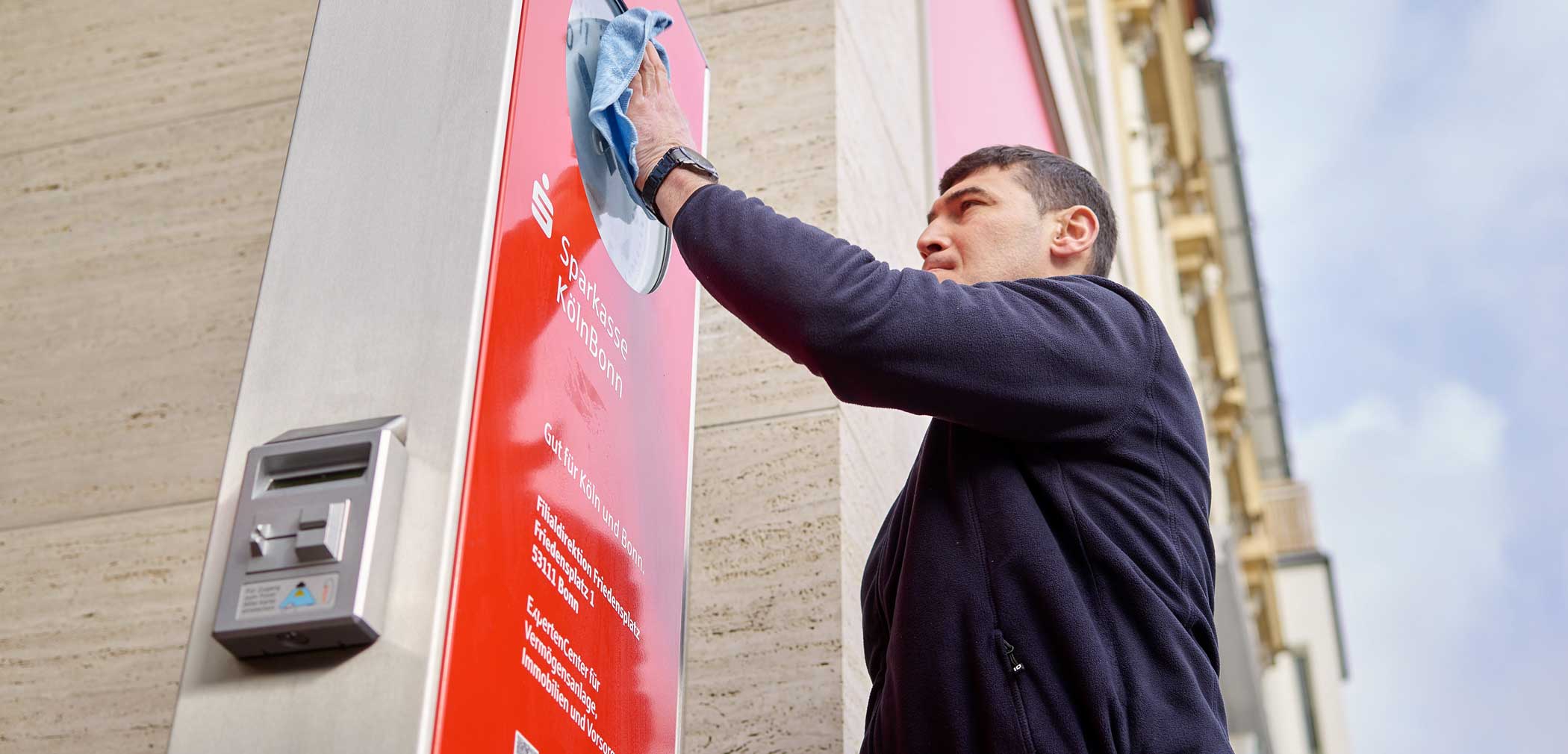 clean-gebaeudereiniger-bei-der-arbeit