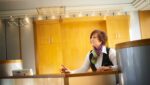 Clean Excellence Dame an der Rezeption im Hotel.
