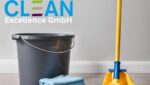 Putzeimer mit Schwamm und Clean Excellence Logo darüber.