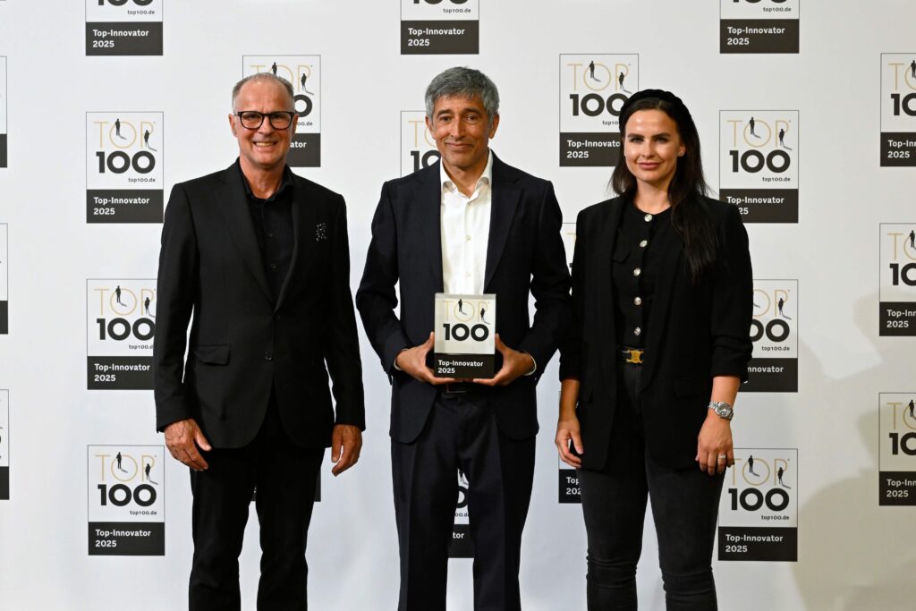 Franziska Michna, Ranga Yogeshwar, Michael Baggeler bei der Preisverleihung Top 100 innovative Facility-Services