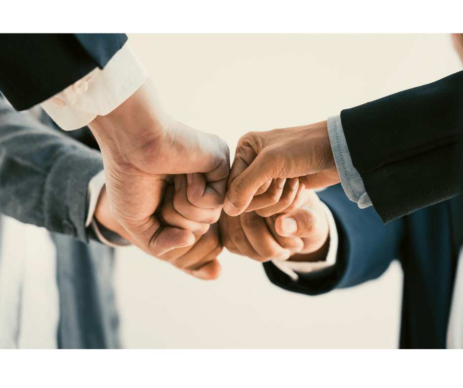 Vier Fäuste zeigen zusammenhalt