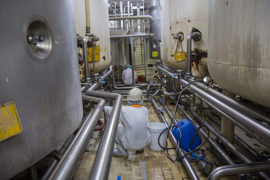 Mitarbeiter bei der industriellen Reinigung