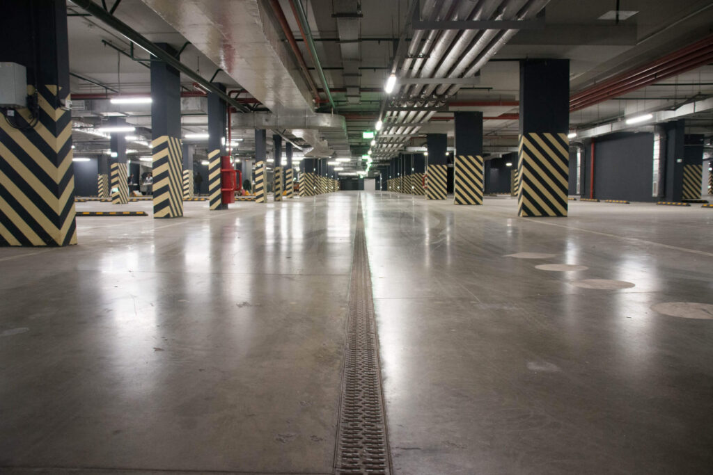 Öffentliche Tiefgarage mit Autos