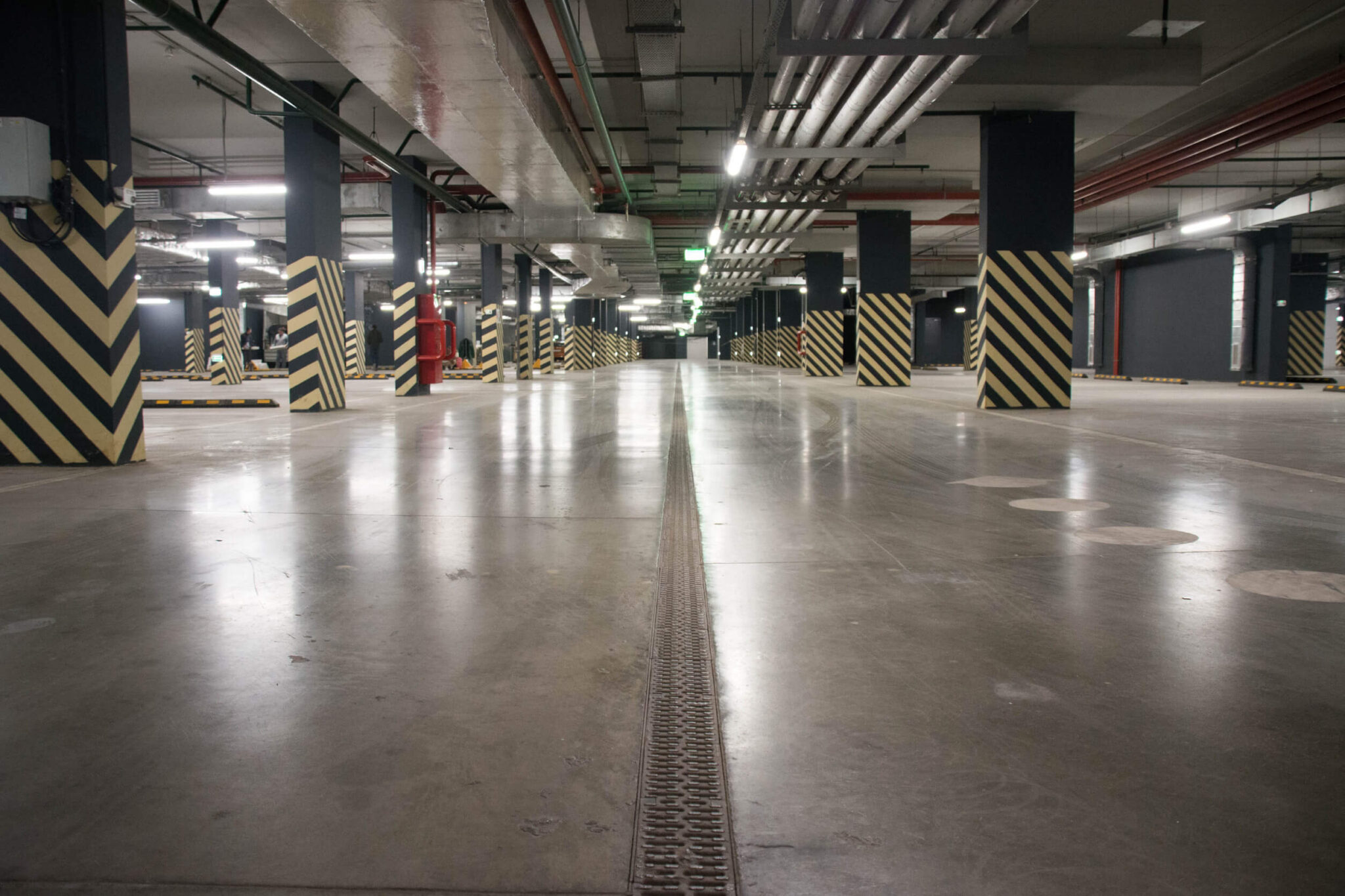 Öffentliche Tiefgarage mit Autos